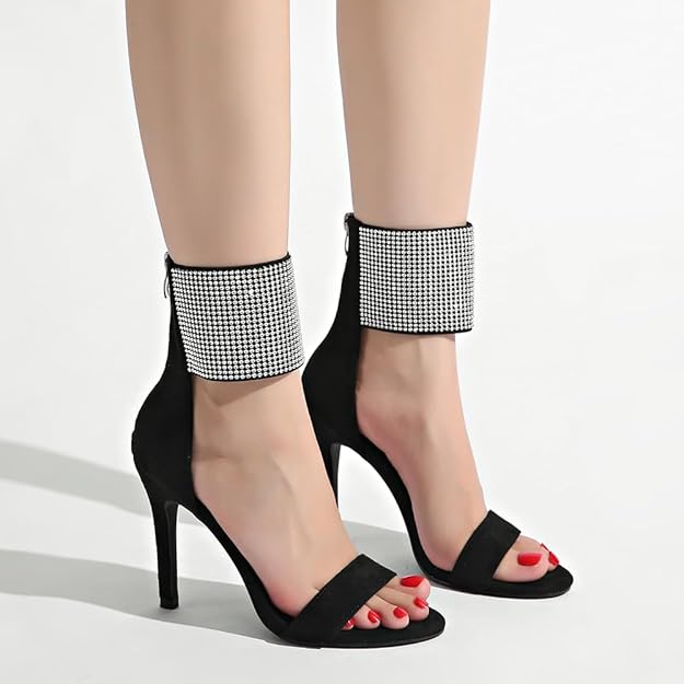Sandalias de tacón alto.