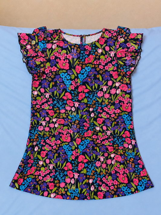 Vestido floral femenino con diseño moderno y elegante,